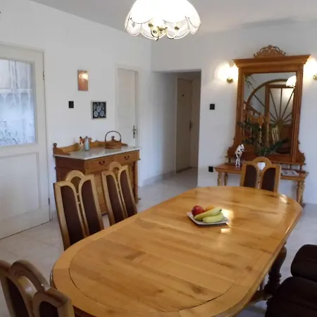 Δωμάτια σε οικογενειακή κατοικία Millennium